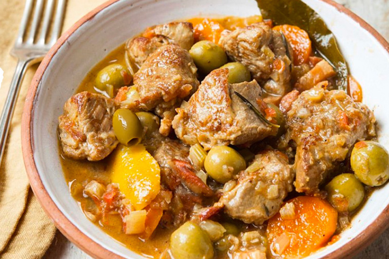 Du sauté de veau aux olives dans une assiette