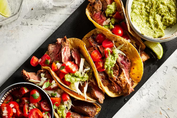 3 tacos garni de boeuf et d'une sauce chimichurri