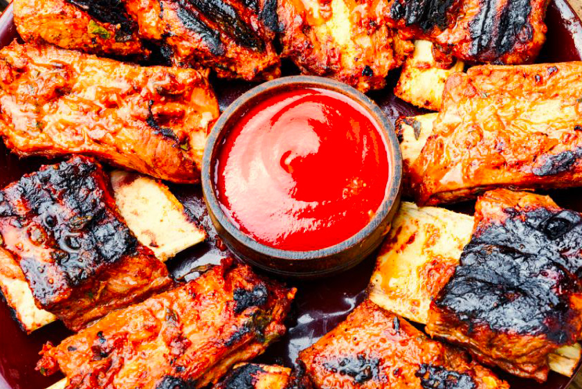des travers de veau cuits au four accomapgnés de ketchup