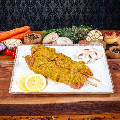 Deux brochettes de veau marinées à la moutarde