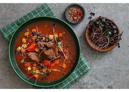 Joue de bœuf confite à la moelle accompagnée de légumes
