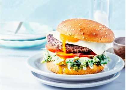 Burgers aux œufs, bacon de veau et cheddar braisé
