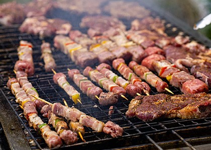 Barbecue pour 10 personnes : comment organiser un repas généreux, cohérent et vraiment réussi