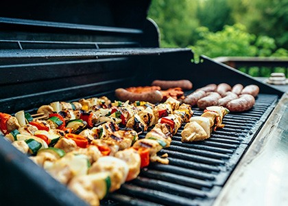 Comment réussir un grand barbecue sans passer toute la soirée devant les braises ?