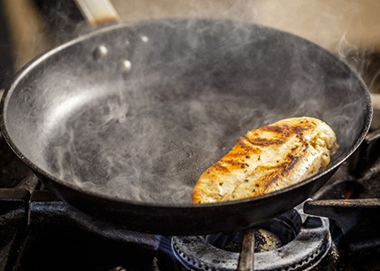 Fonte, inox, acier ou antiadhésive : quelle poêle choisir pour cuire une viande ?