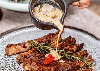 Découvrez l'art de sublimer vos viandes : les sauces et accompagnements qui font la différence pour les fêtes de fin d'année