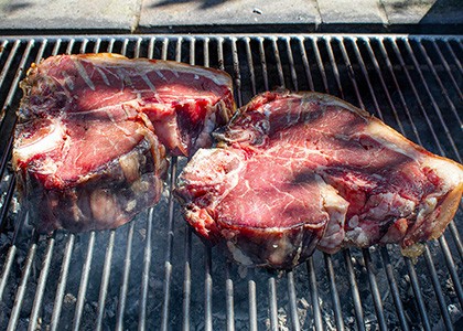 Comment cuire une viande maturée au barbecue : la méthode pour révéler tous les arômes