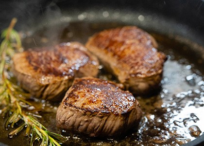 Pourquoi votre viande rend-elle beaucoup d'eau à la cuisson ? Les explications d'un artisan boucher