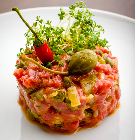 Steak tartare printanier à l’ail des ours et parmesan : la recette fraîche et pleine de peps à tester sans attendre