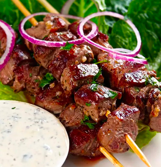 Brochettes d’agneau maison : la meilleure recette orientale pour des grillades parfumées