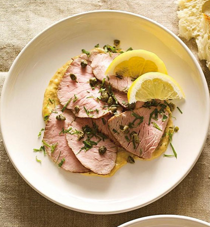 Rôti de veau froid, sauce tonnato légère & câpres croquants : la recette fraîche chic et gourmande