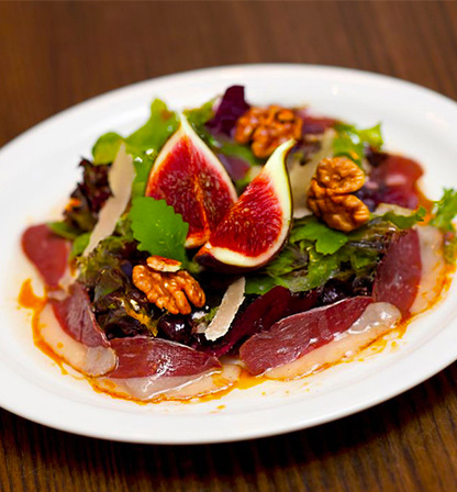 L’entrée chic de l’été : carpaccio de magret séché, figues et noix